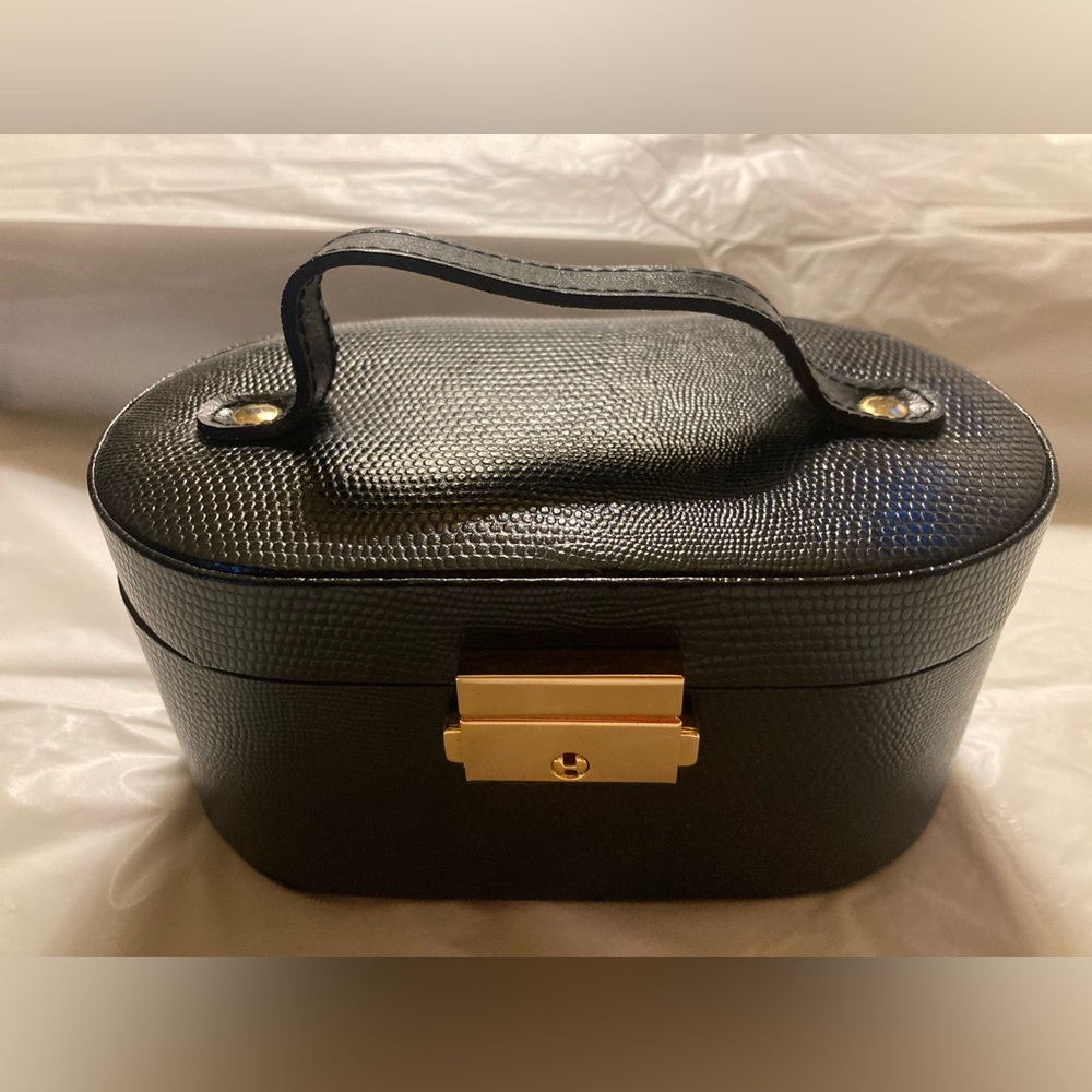 Mikimoto jewelry case w/key